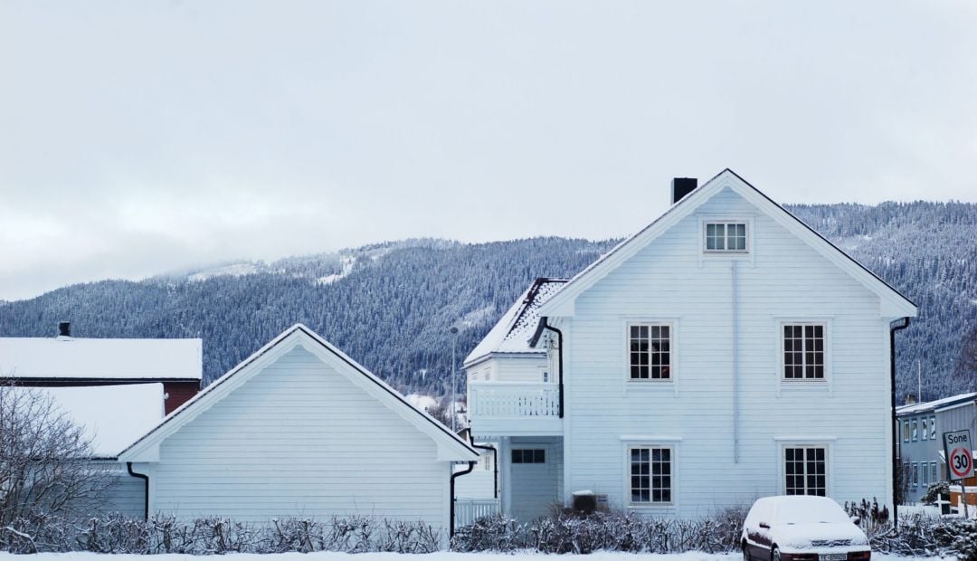 Bilde av et hus i Orkanger i vinteromgivelser