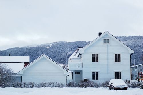 Bilde av et hus i Orkanger i vinteromgivelser